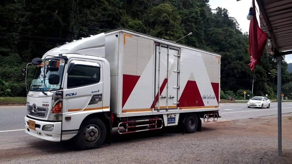 2 - https://paphatchayatransport356.com | ห้างหุ้นส่วนจำกัด ปภัชญา ทรานสปอร์ต356 รถรับจ้างทั่วไทย - บริการรถรับจ้าง ขนส่งทั้งในกรุงเทพฯ และต่างจังหวัดทั่วไทย เรามีรถหลายประเภทไว้บริการ เช่น รถกระบะคอก, รถกระบะตู้ทึบ, รถ4ล้อใหญ่, รถ6ล้อตู้ทึบ, รถ6ล้อคอก , รถ6ล้อท้ายลิฟต์, รถ10ล้อ, รถเทรลเลอร์, รถพ่วง, รถเฮี๊ยบ